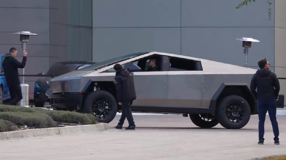 올해는? 목격담 쏟아지는 테슬라 사이버트럭