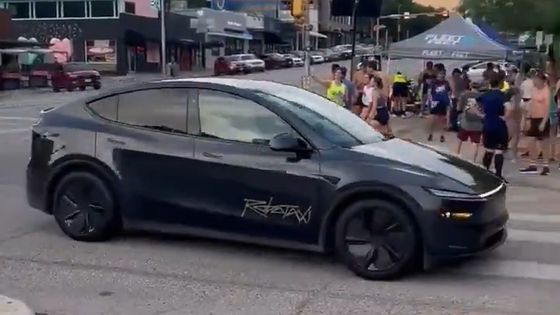 도로 달리는 테슬라 자율주행 로보택시 영상 화제